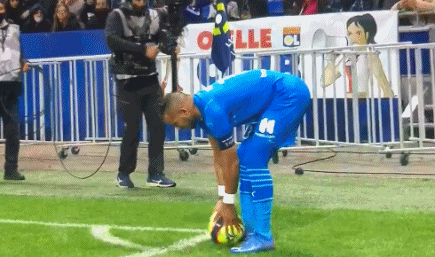 记者：米兰可能尝试冬窗送走圣地亚哥，然后再签更高效的前锋