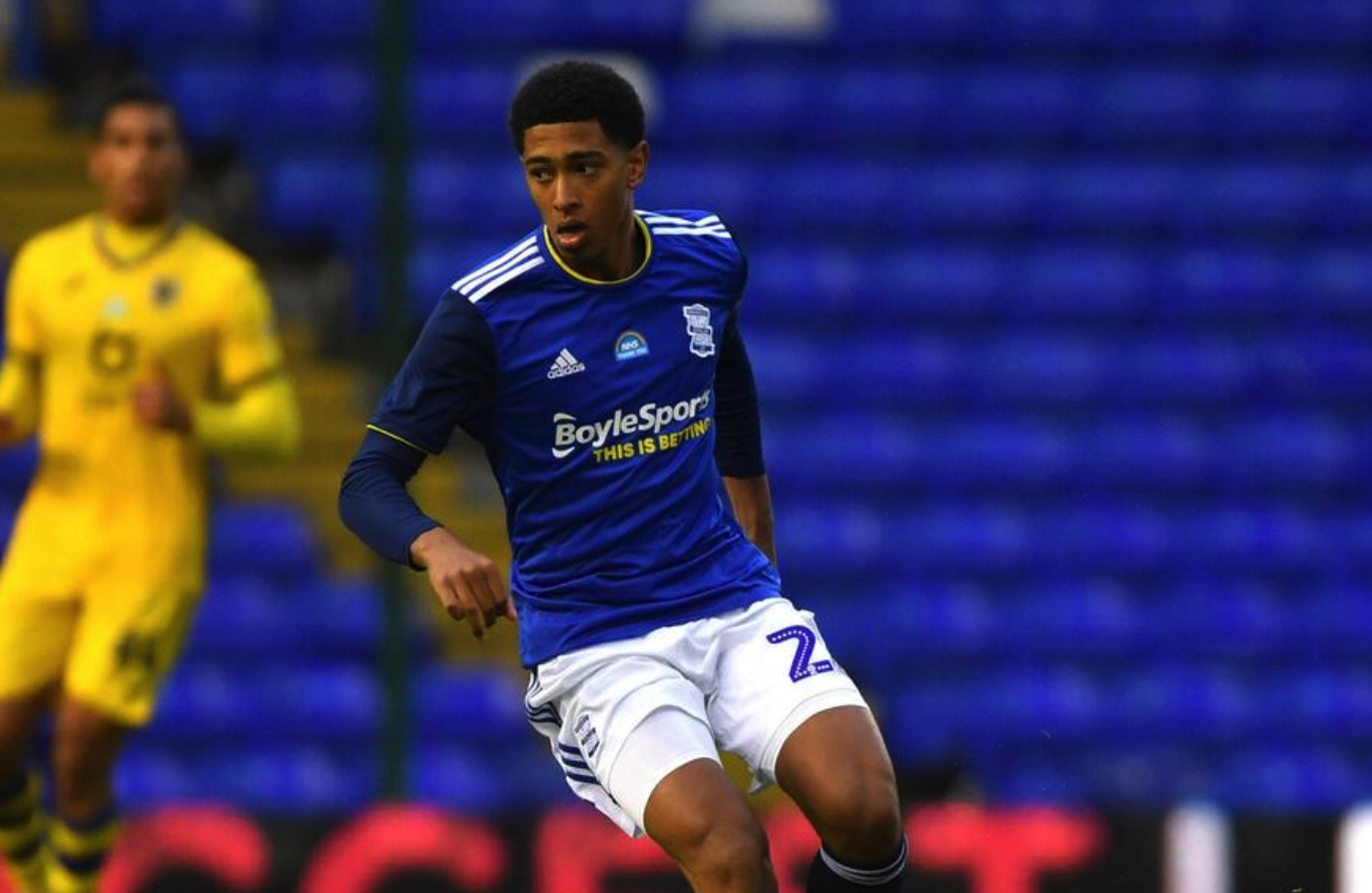 篮球湖人球星时隔两周复出，全场掌声雷动（湖人巨星两周后回归，主场掌声如雷）