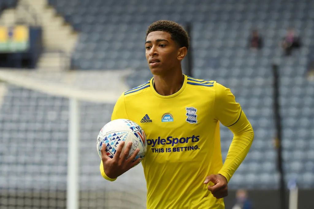 足球曼城豪取八连胜，瓜帅怒赞全队发挥完美（曼城豪取八连胜，瓜迪奥拉盛赞球队表现无懈可击）