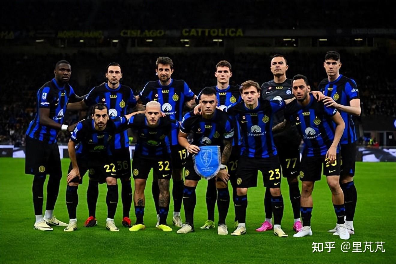 球员倒地救球拼劲十足（球员飞身倒地奋力救球）