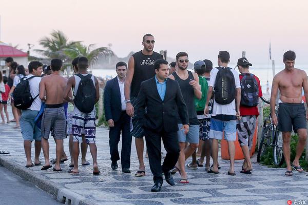 你是哪边的？本菲卡门将特鲁宾扑点后被队友阿劳若补射进球（尴尬一幕：本菲卡门将特鲁宾扑出点球，却被队友阿劳若补射破门）