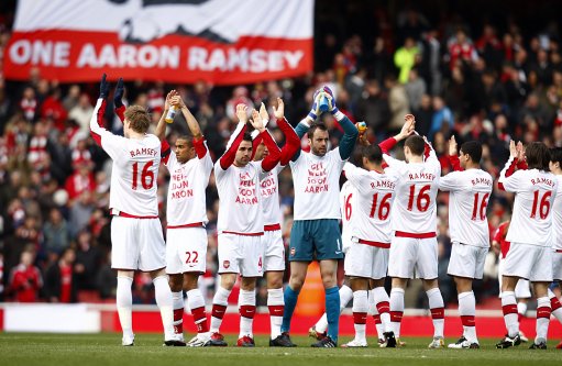 💥愤怒了！梅西离开体育场后，球迷冲场投水瓶+撕毁海报（梅西离场后爆发骚乱：球迷冲入场内投掷水瓶并撕毁海报）