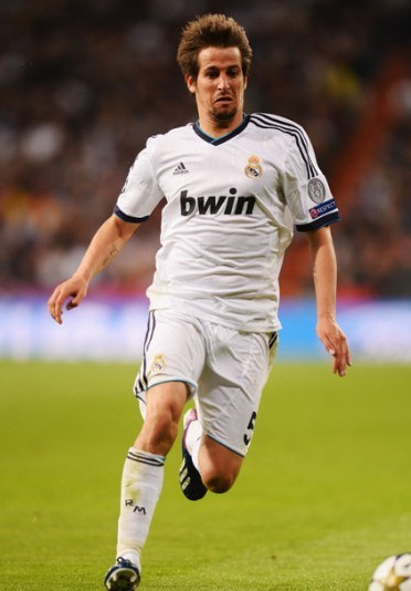 凯恩社媒：很高兴达成德甲100球里程碑，冬歇期可以好好休息（凯恩发文：达成德甲百球里程碑，冬歇期安心休整）