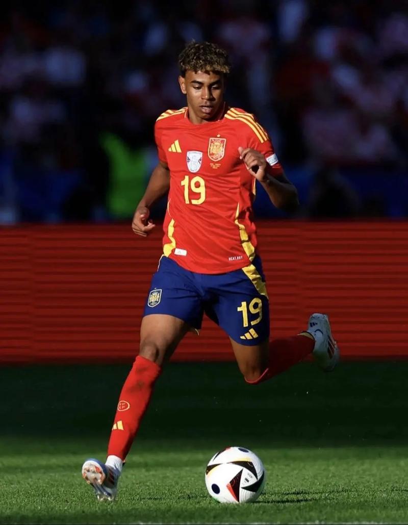 若莱万今晚进球，布鲁日将成为他欧冠中打入进球的第39个对手（莱万若今夜破门，布鲁日将成其欧冠第39个被他攻破的对手）