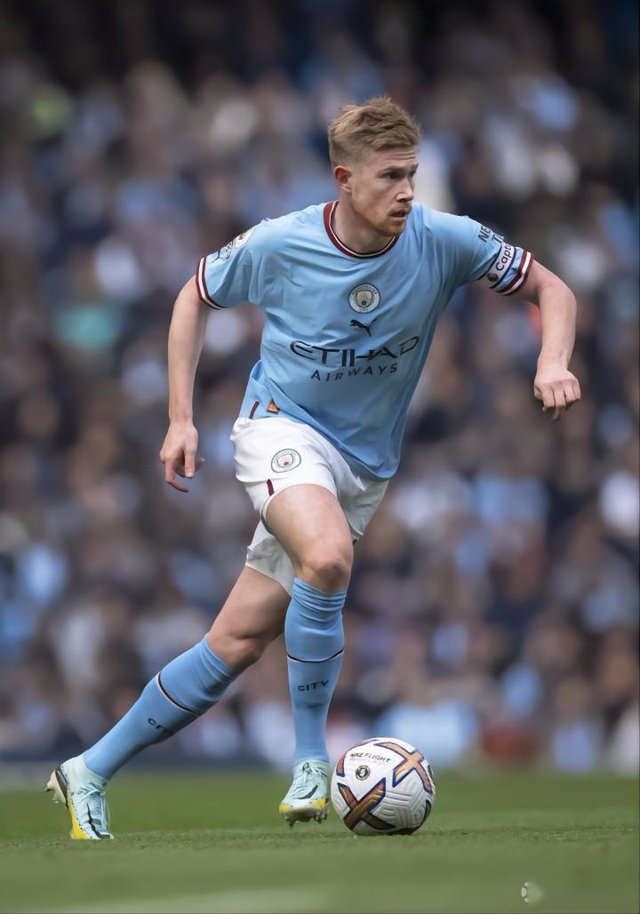 某国脚飞行十小时赶回备战（某国脚长途飞行10小时火速归队备战）