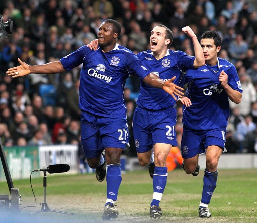 泰山磐石迎来青春风暴 鲁沪将士抵达力明备战围甲（青春风潮席卷泰山磐石，鲁沪将士会师力明备战围甲）