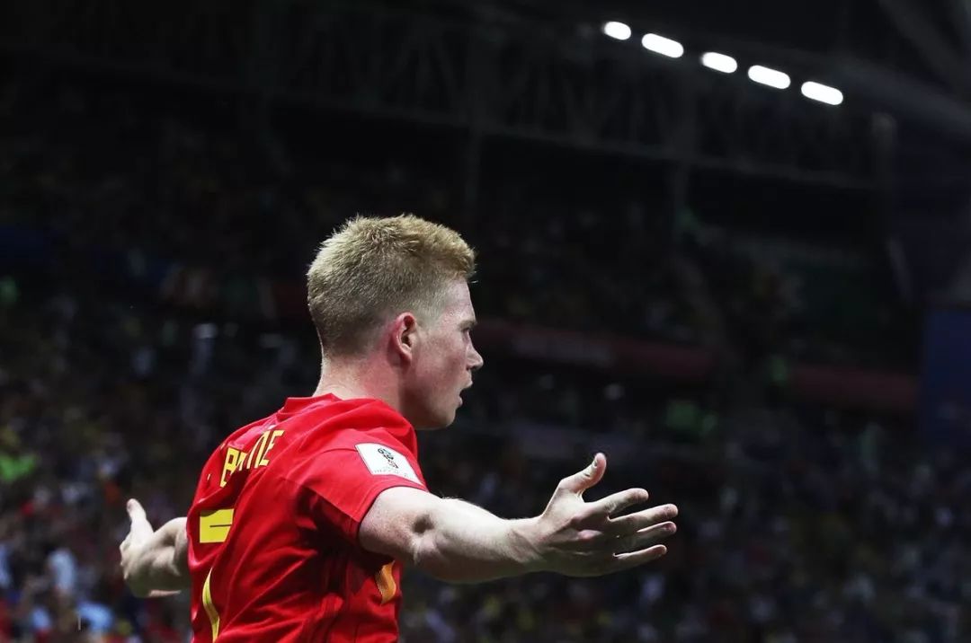 队友接连被罚下！维尼修斯讽刺裁判：多来点红牌吧！（队友相继染红，维尼修斯冷嘲裁判：尽管多掏红牌！）