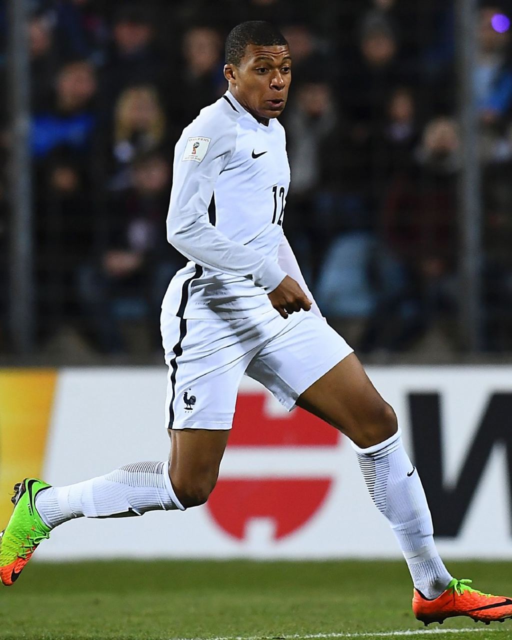 深入一线学习，英超与中国足协启动第三期青训教练培训（英超联手中国足协启动第三期青训教练培训，深入一线实训）